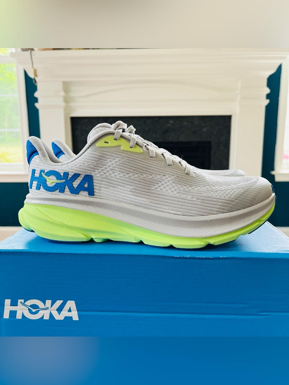 Sz 6.5 HOKA Clifton 9 Youth Running Sneakers Stardust/Electric Cobalt Women's 8